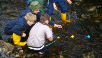Duck race, measuring the flow